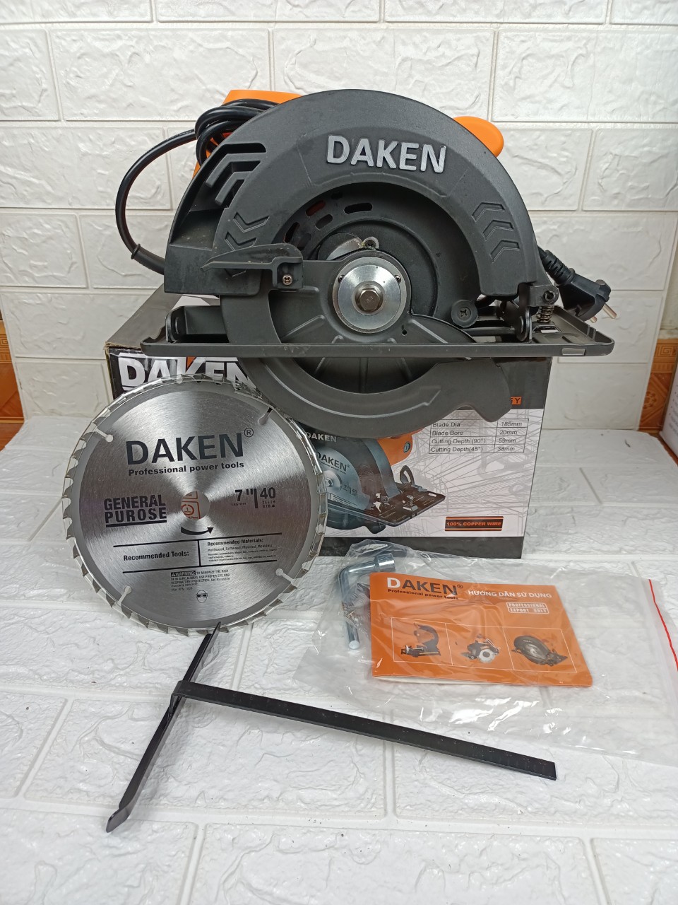 Máy Cưa Gỗ Cầm Tay DAKEN D185 (Tặng Kèm 1 Lưỡi 185 )