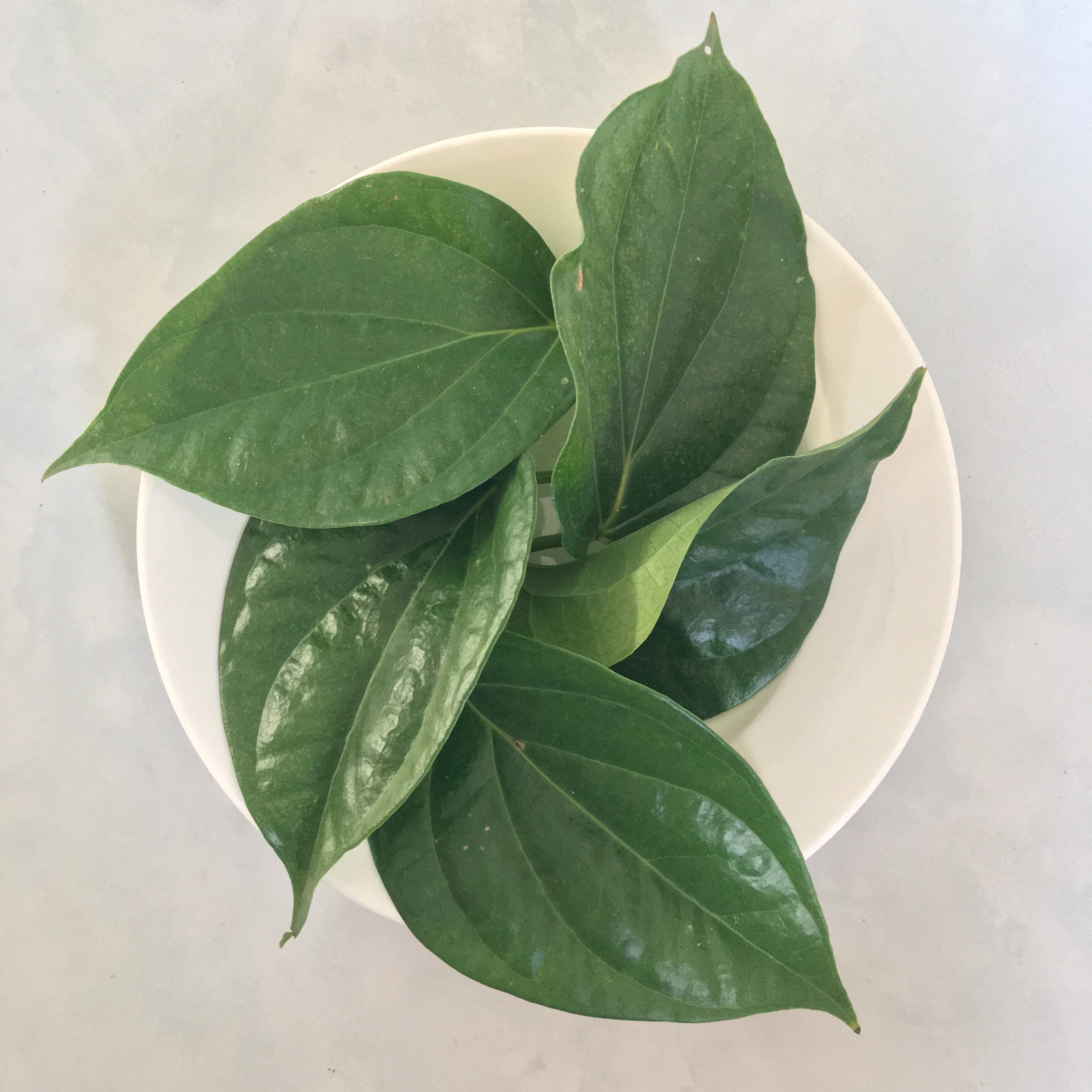 100 gram lá trầu không tươi (loại trầu quế thơm, cay được ưa chuộng hơn)