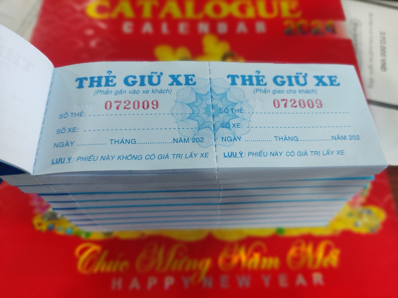 [HCM]COMBO100 CUỐN PHIẾU GIỮ XE ĐÓNG SỐ VÀ KHÔNG ĐÓNG SỐ KT 14.8*5, 100 T/ CUỐN