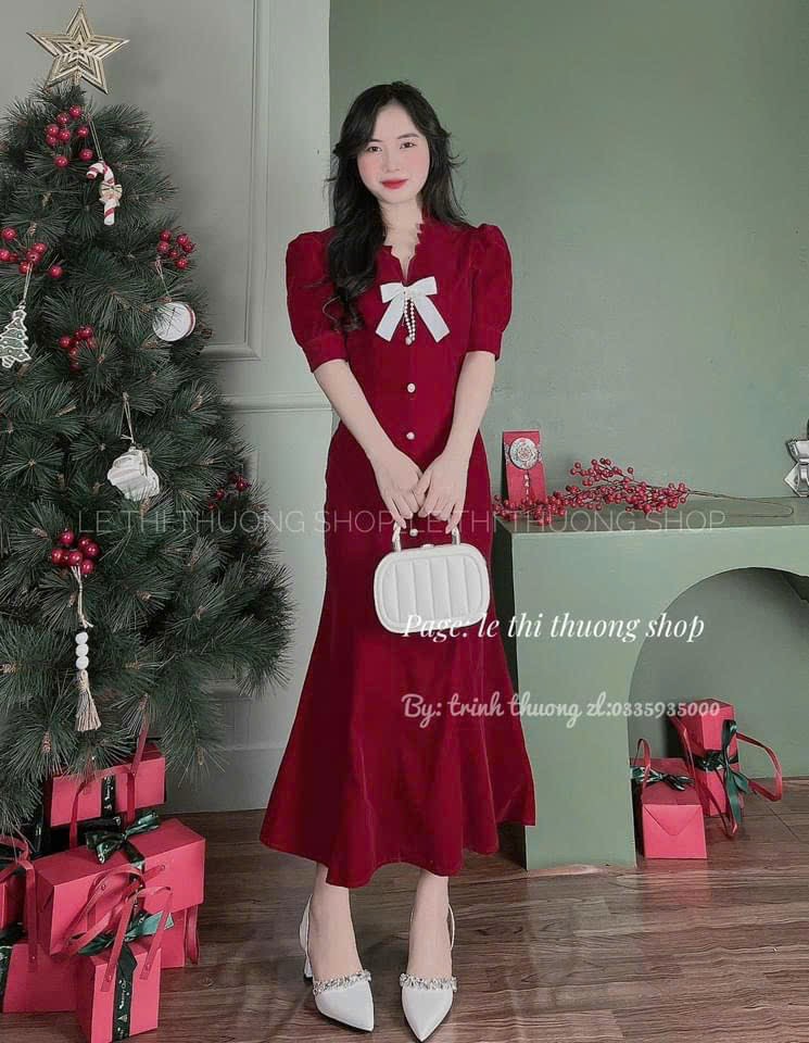 Váy nhung đỏ midi đuôi cá đính nút cài nơ trắng, Đầm nhung cứng đỏ áo tay phồng cổ V phối nơ trắng