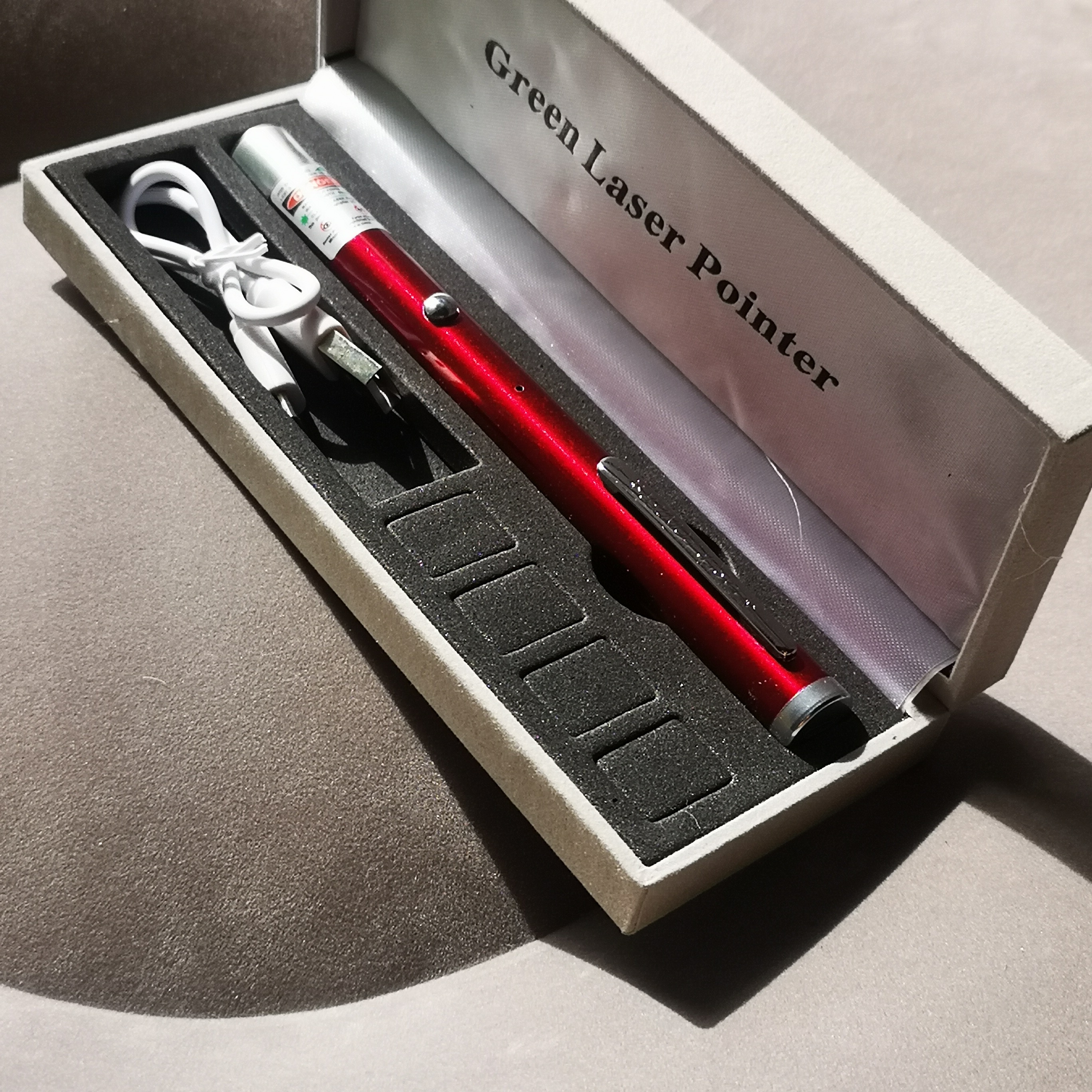 [HCM]Bút Laser Laze Trình Chiếu Tia Xanh Lá Vỏ Đỏ Sạc USB Cao Cấp