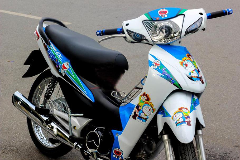 Tem trùm xe wave doremon xanh trắng 100, team dán xe máy wave, tem trùm wave, tem trum xe wave, team wave, team trùm wave, tem trum wave doremon xanh trắng 100 (wave alpha đời 2006-2016)