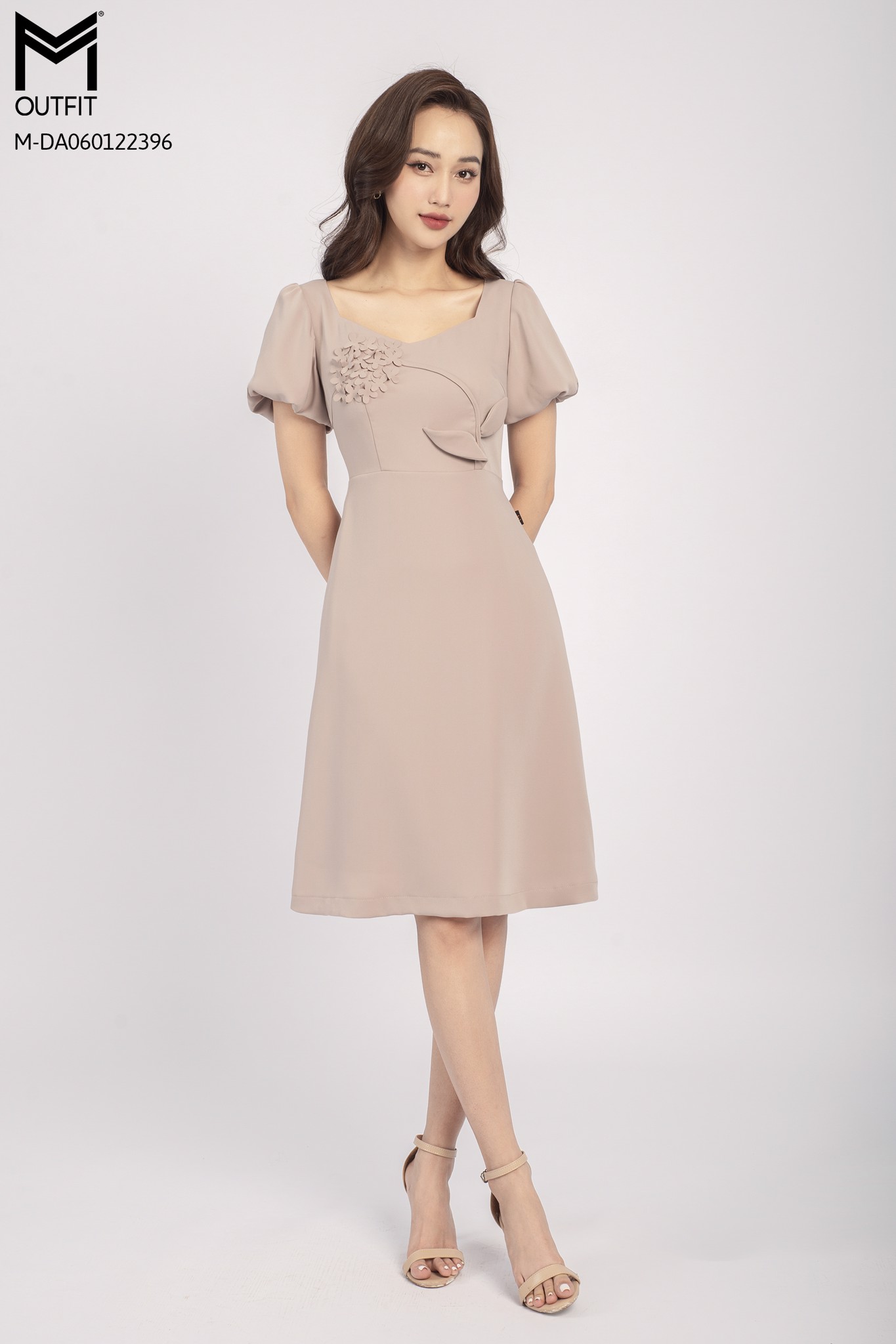 Đầm cổ U đính hoa 3D - Mmoutfit