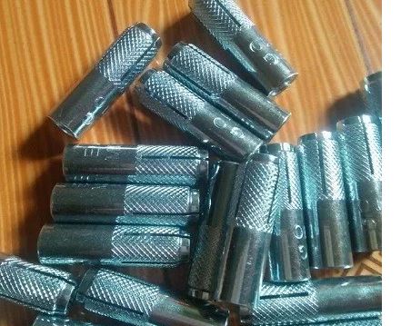 Tắc kê  sắt 8li (hộp 100 cái)- Nở sắt M8