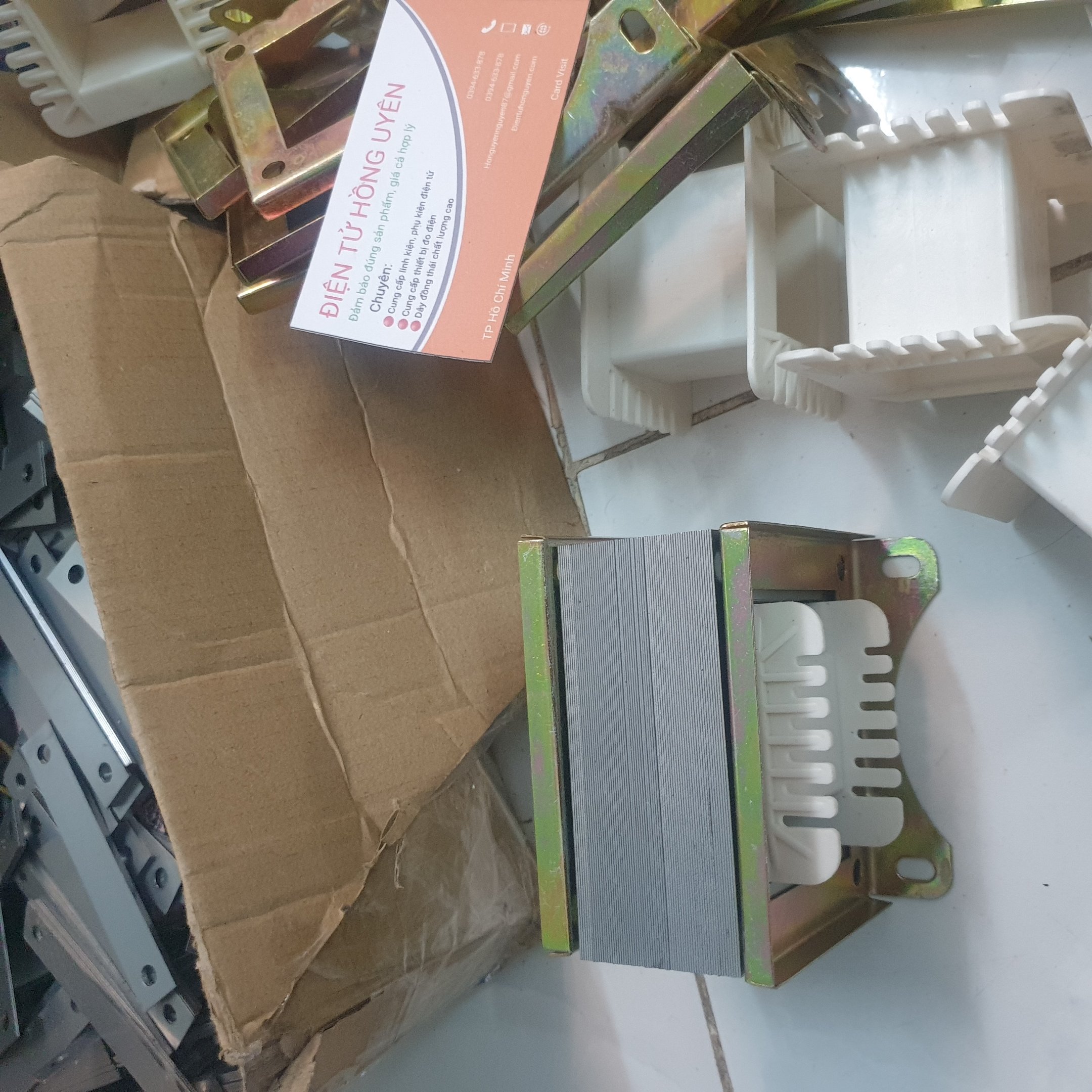 Fe biến áp 28x35. Phe sắt quấn biến áp kích cơ 1 vế. Gồm phe + khuôn nhựa + bát để gông fe. Quấn biến áp thường 220v. Fe biến áp quấn máy 20d718- 25d718. Lõi sắt từ Ei. Biến áp vuông 2,8 có khuôn biến áp + fe 2,8 + bát áo bắt ốc 2.8