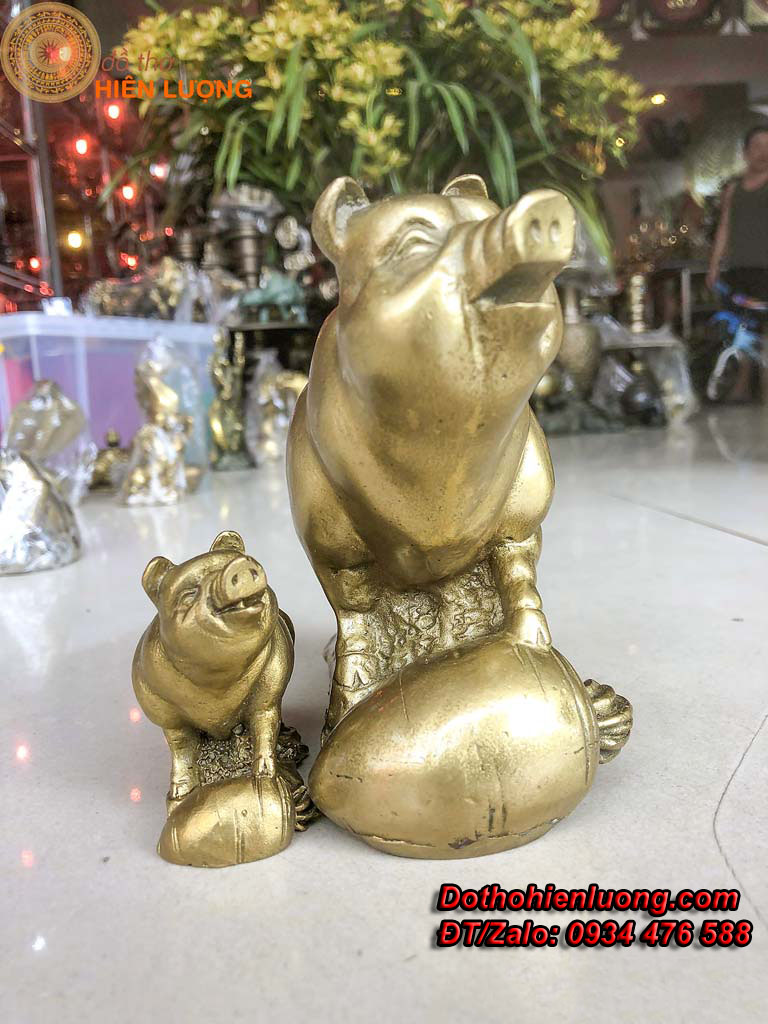 Lợn Ôm Củ Cải Bằng Đồng Phong Thủy