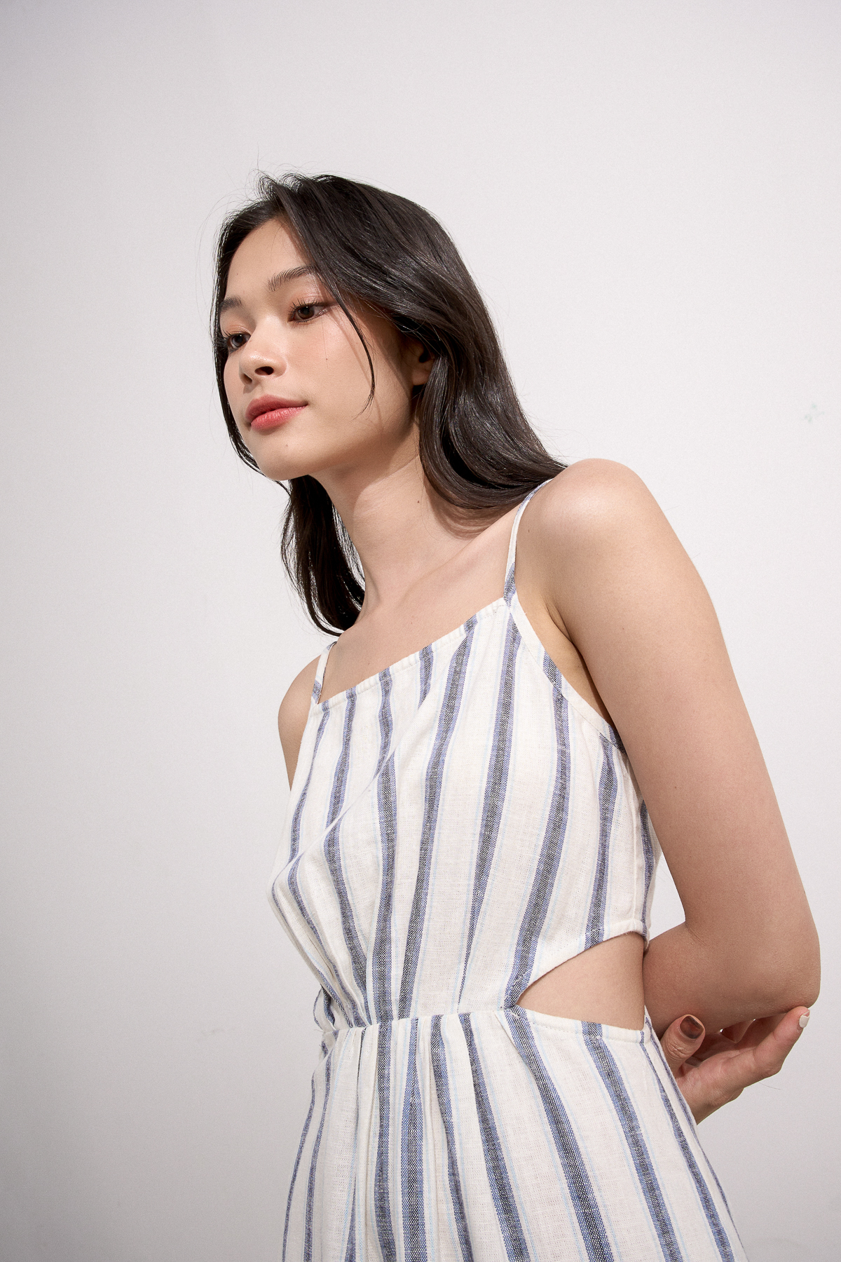 [NHẬP MÃ NOVFALAZSOCIAL02 GIẢM 40K ĐƠN 199K  ] Đầm Maybi midi ôm linen 2 dây cut-out eo