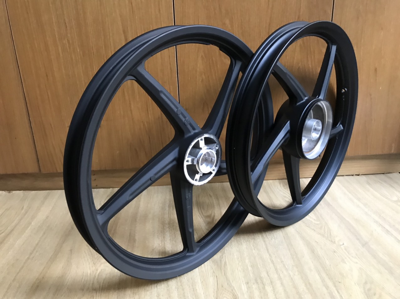 Mâm vành đúc 5 cây thắng(phanh) đĩa cho honda wave zx và future I 5 lỗ gắn zin theo xe không chế cháo