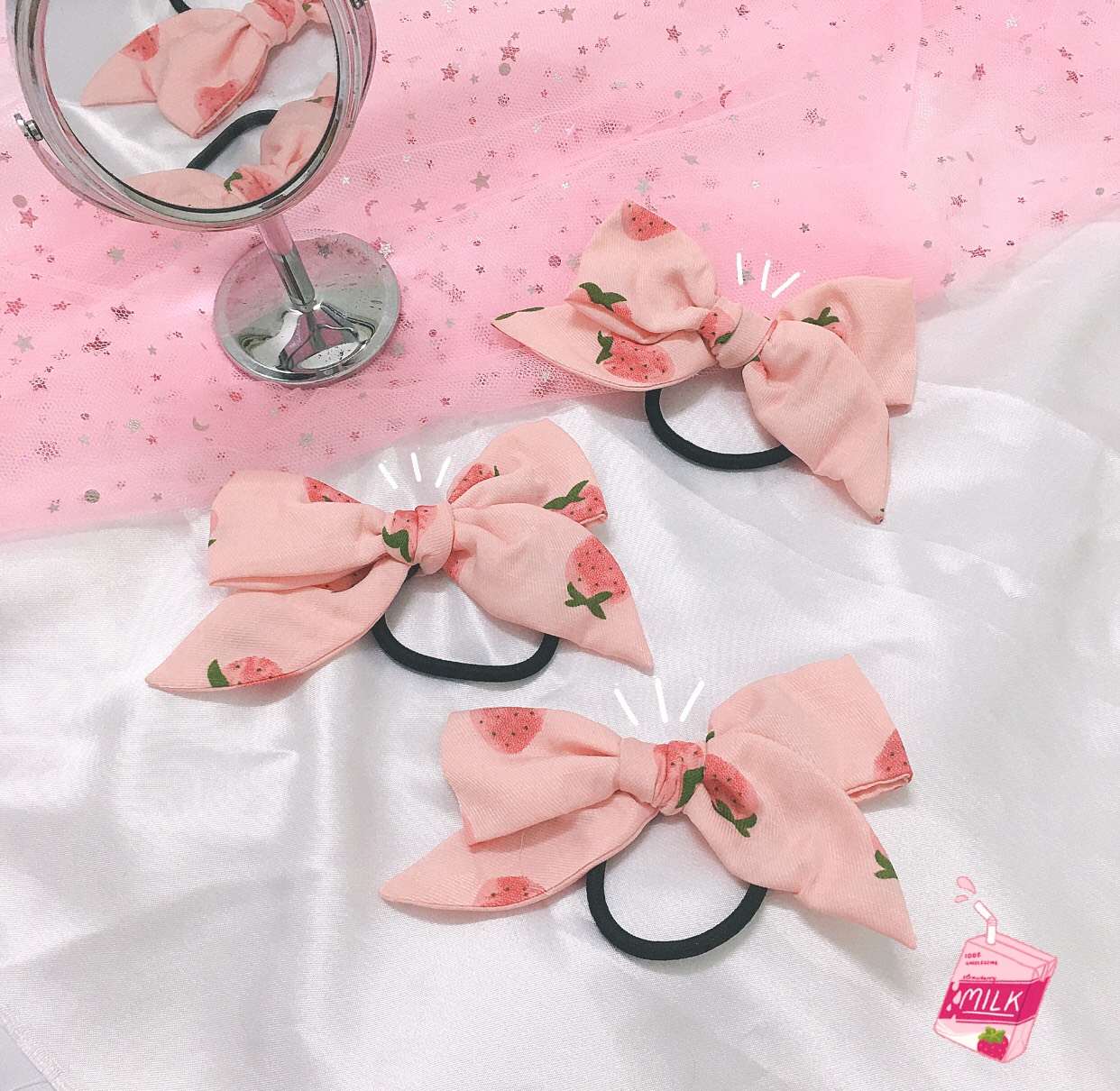 [HCM]CỘT TÓC SCRUNCHIES - CỘT NƠ VẢI TRÁI DÂU HỒNG SIÊU DỄ THƯƠNG- CỘT TÓC HOTTREND