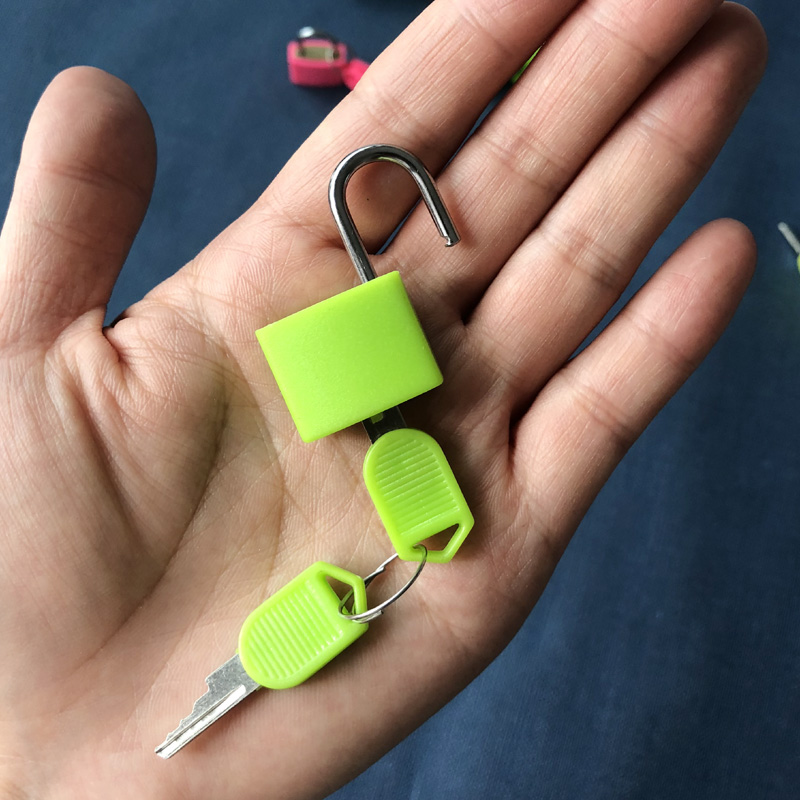 Bộ 8 khóa màu kèm chìa