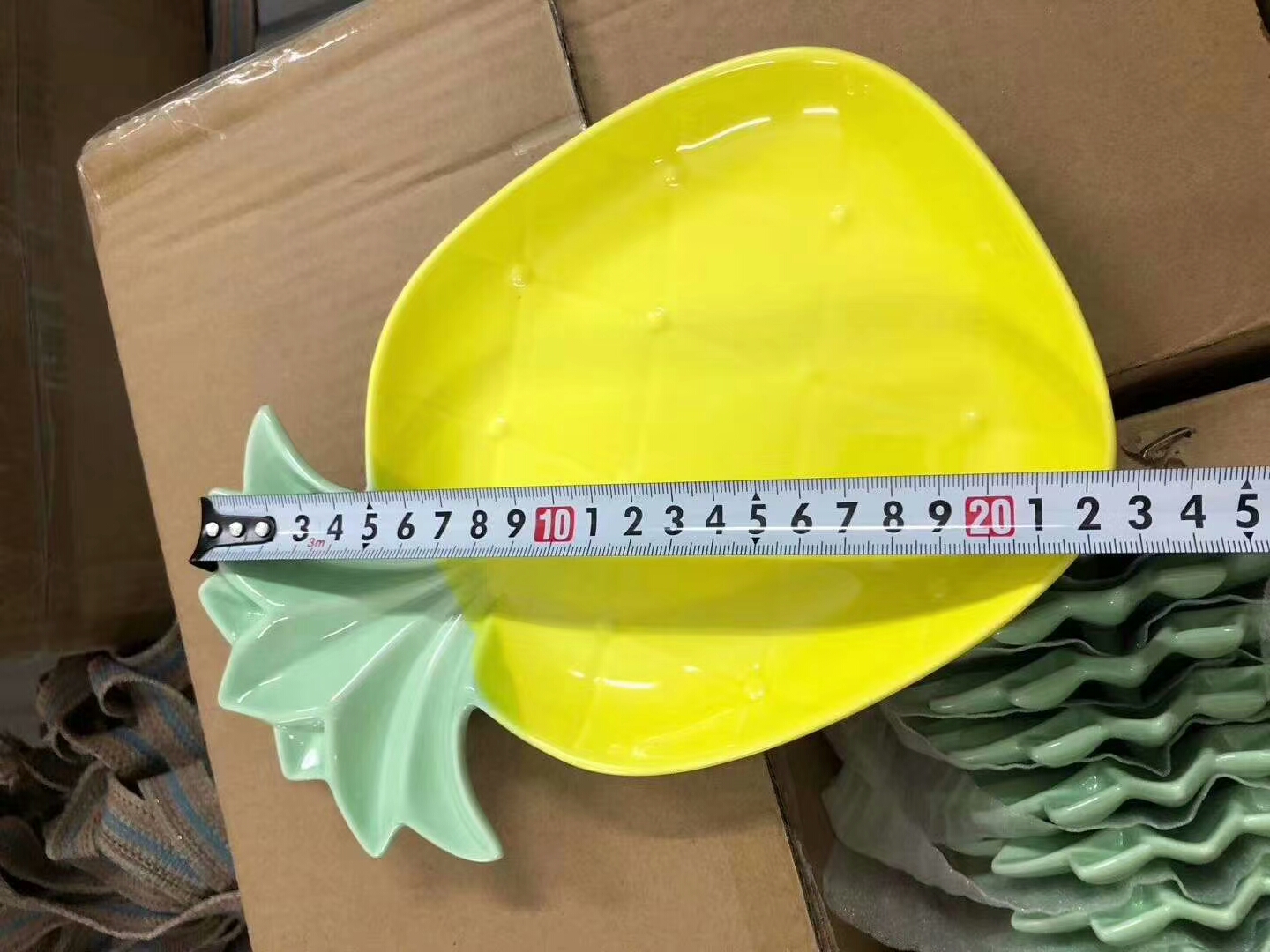 Đĩa gốm sứ tráng men hình trái dứa vàng