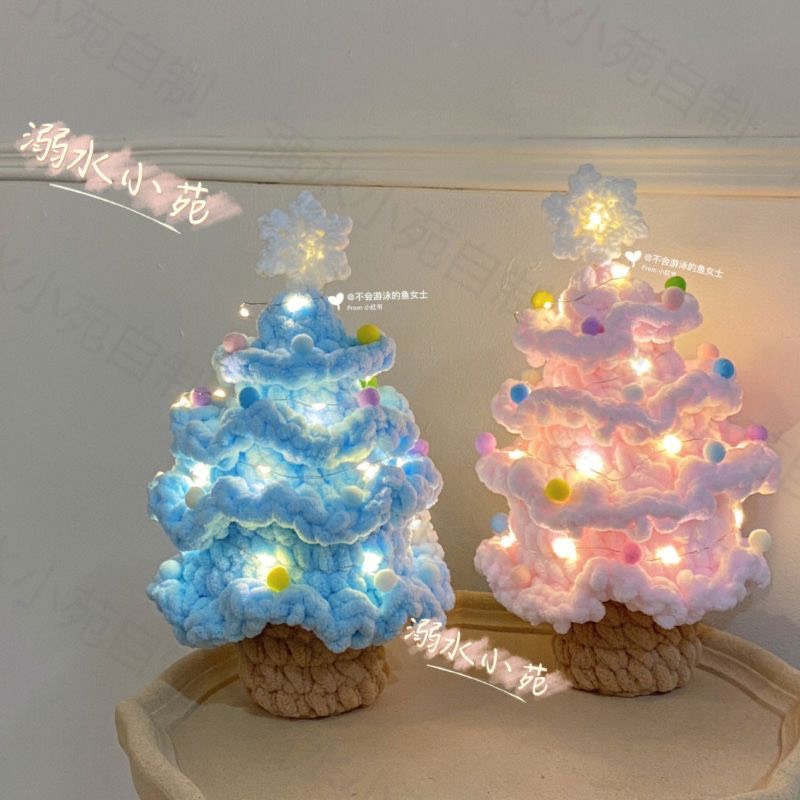 Cây thông noel mini để bàn bằng len kèm đèn nháy