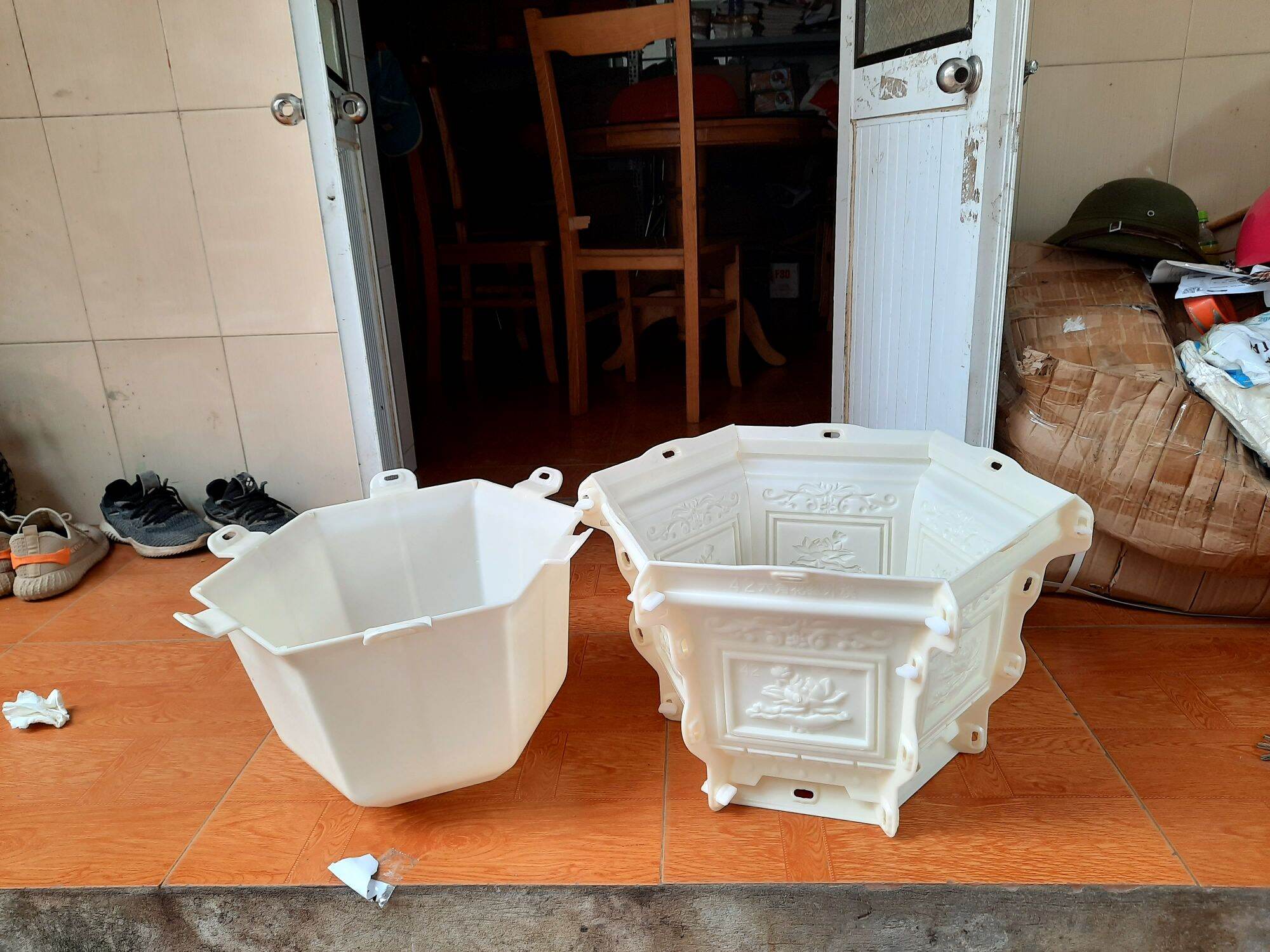 Khuôn lục giác rộng 42 cm dáng đứng giá siêu rẻ chất liệu nhựa abs có lòng trong