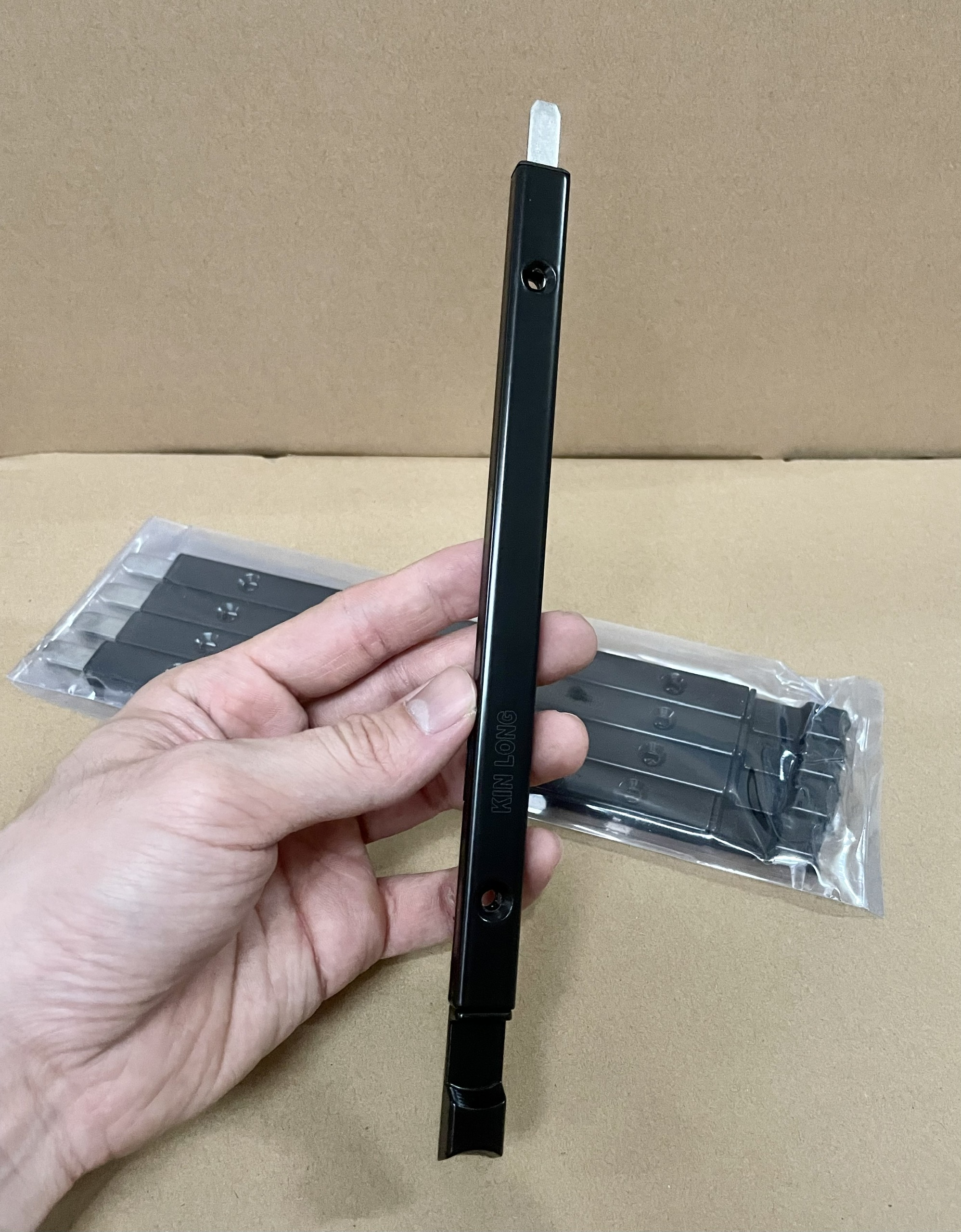 Thanh chốt rút kinlong 25cm cửa nhôm xingfa đen/trắng