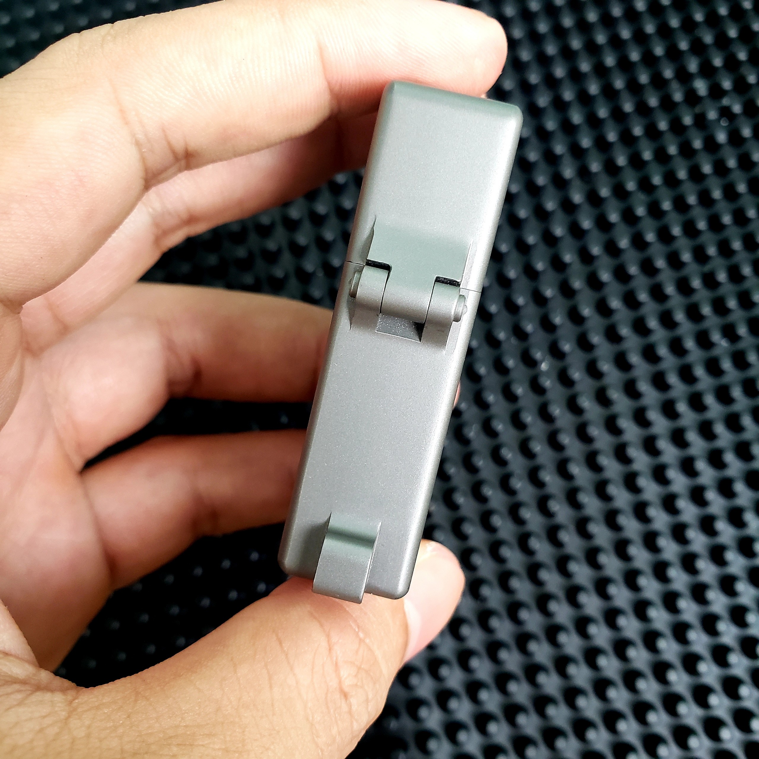 Vỏ quẹt Titanium Tacray - bản lề lồi và có lỗ