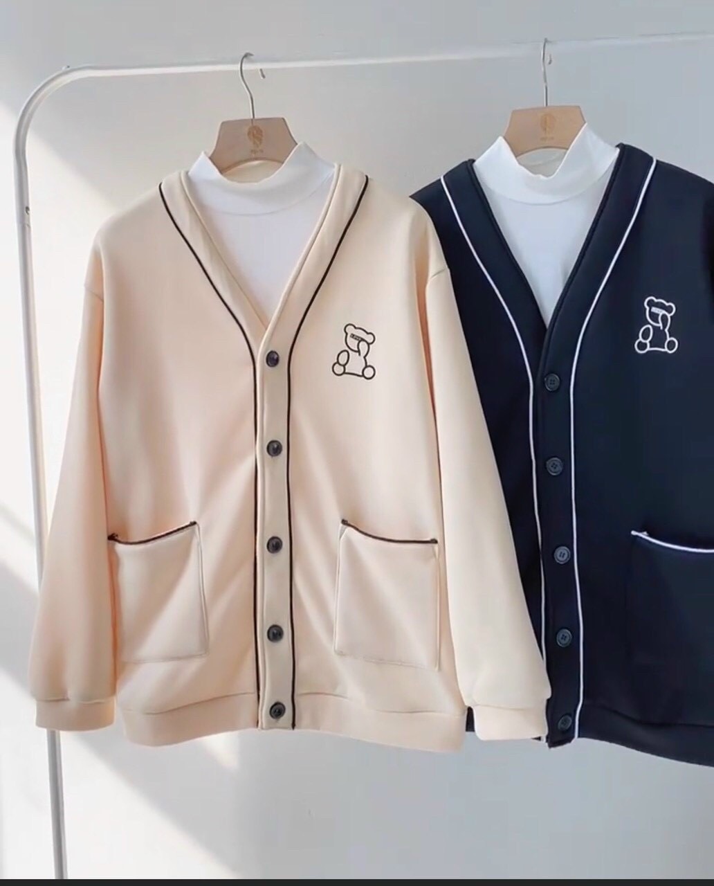 ÁO KHOÁC NỈ CADIGAN NAM NỮ ,IN LOGO GẤU,CỰC CHẤT,MANG PHONG CÁCH THỜI TRANG HÀN QUỐC_TP