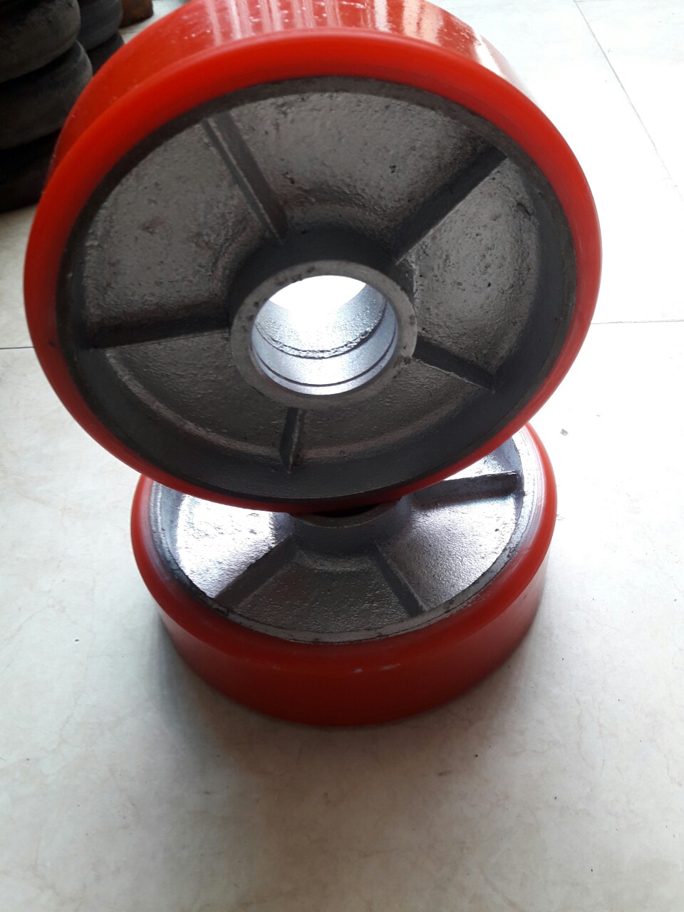 [HCM]Bánh xe nâng Tay PU Gang 180x50 bạc đạn 6204