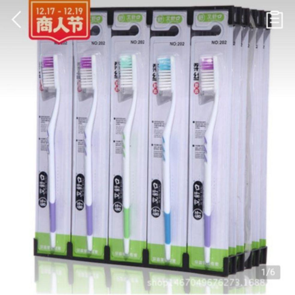2 chiếc bàn chải đánh răng