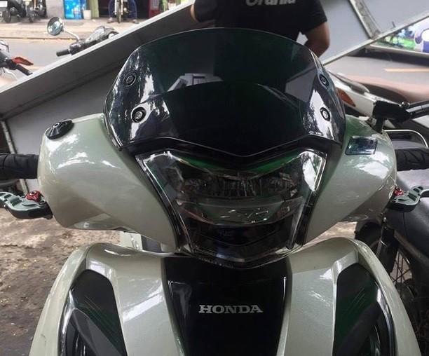 Kính chắn gió xe SH 2017 lên đẹp như hình