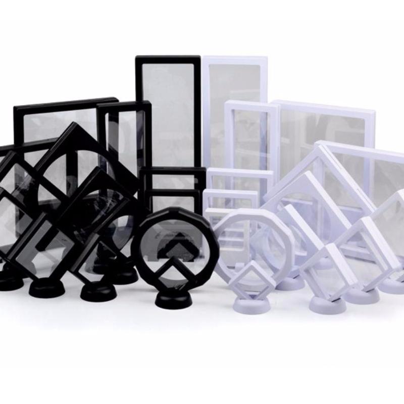 Khung nhựa đựng móc khóa bảo vệ móc khóa có giá kê hai màu trắng đen anime chibi mô hình