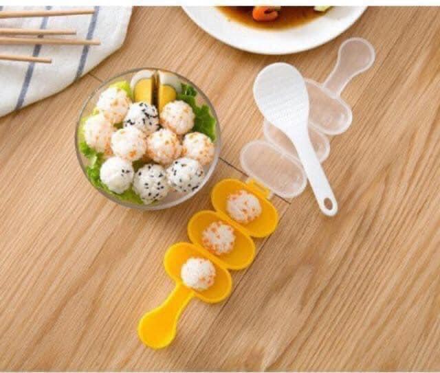 Khuôn lắc cơm cho bé ăn dặm