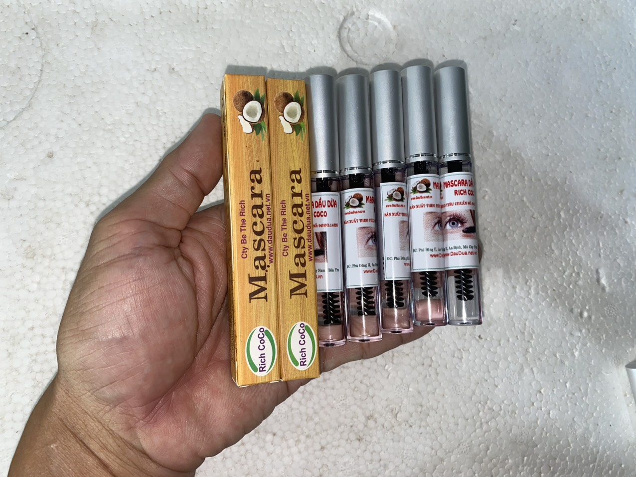 MASCARA DẦU DỪA DƯỠNG DÀI VÀ DẦY MI - RICH COCO