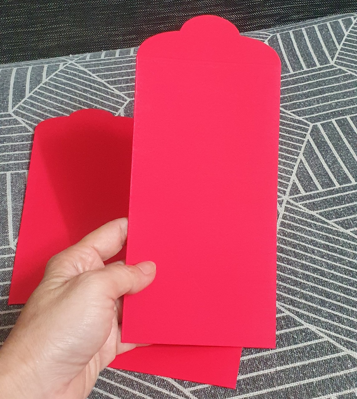 BAO LÌ XÌ GIẤY NHUNG ĐỎ TRƠN VIẾT THƯ PHÁP