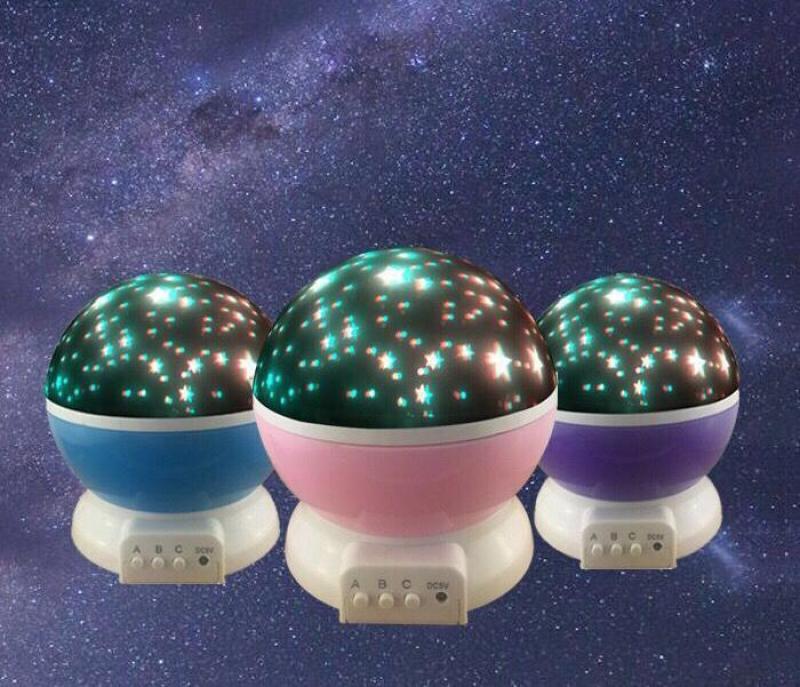 Đèn xoay 360 độ hình bầu trời trăng sao tạo không gian êm dịu và lãng mạn