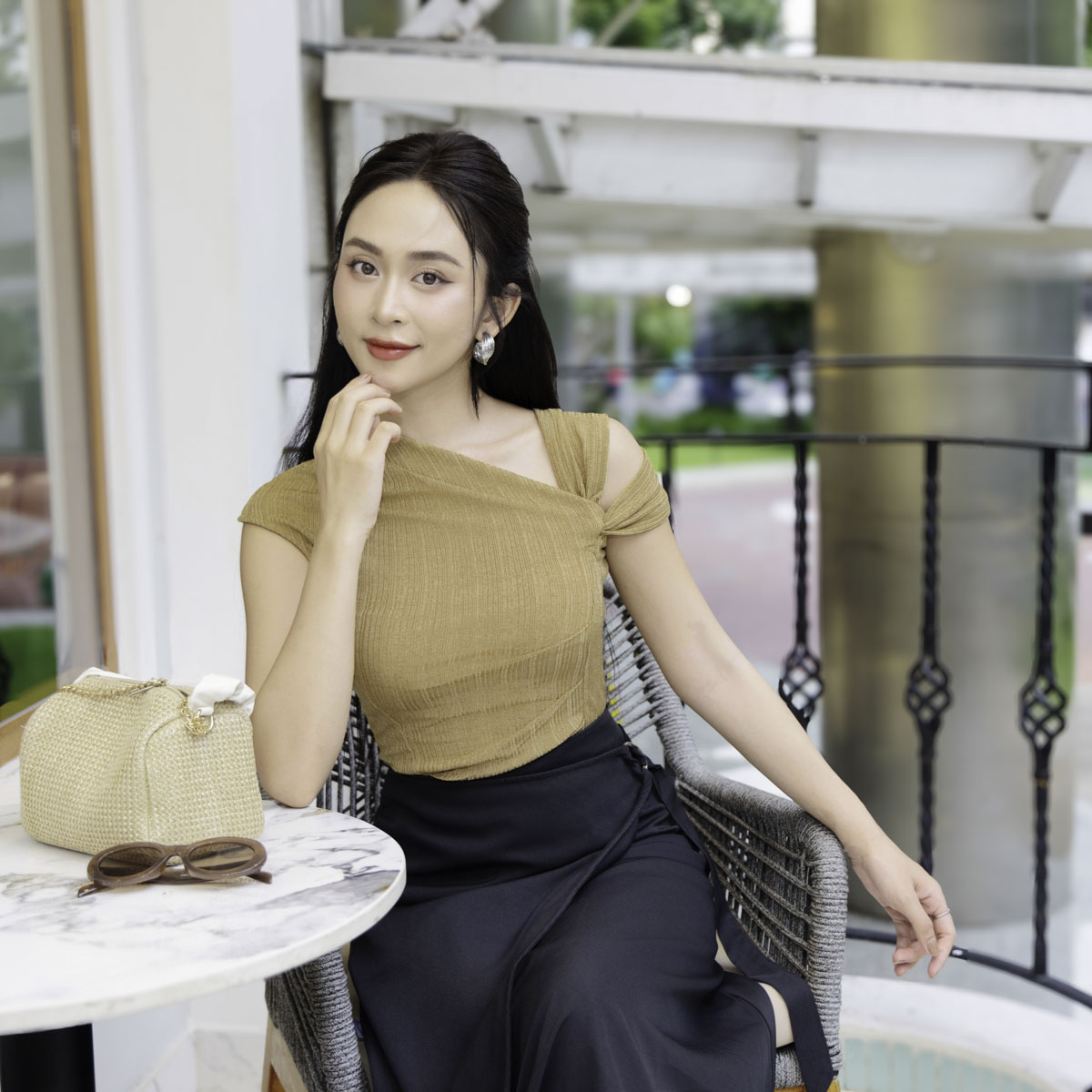Áo thun Maybi ôm sọc vai lệch kiểu