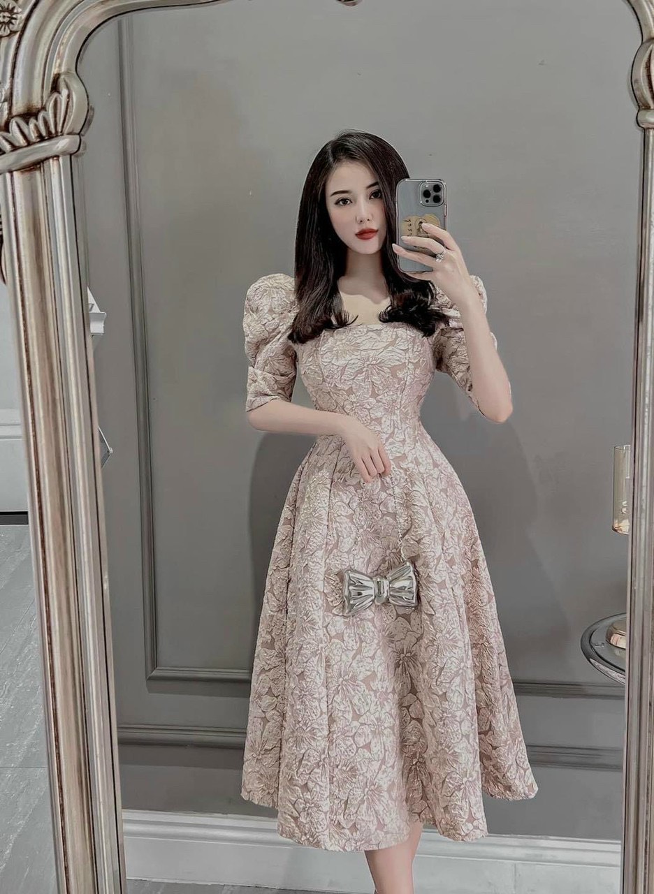 Váy trắng cổ vuông tay bồng vải gấm xốp dáng dài. Đầm thiết kế đi tiệc cưới, váy xốp gấm hoa cổ vuông tay bồng tiểu thư nữ tính mặc đi đám cưới