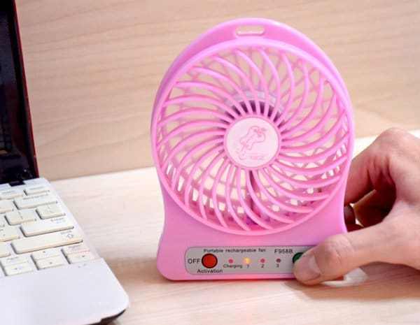 Quạt mini 3 tốc độ pin sạc có đèn pin (giao màu ngẫu nhiên)
