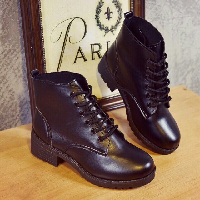 bốt da nữ buộc dây rất ngầu phong cách bui bặm