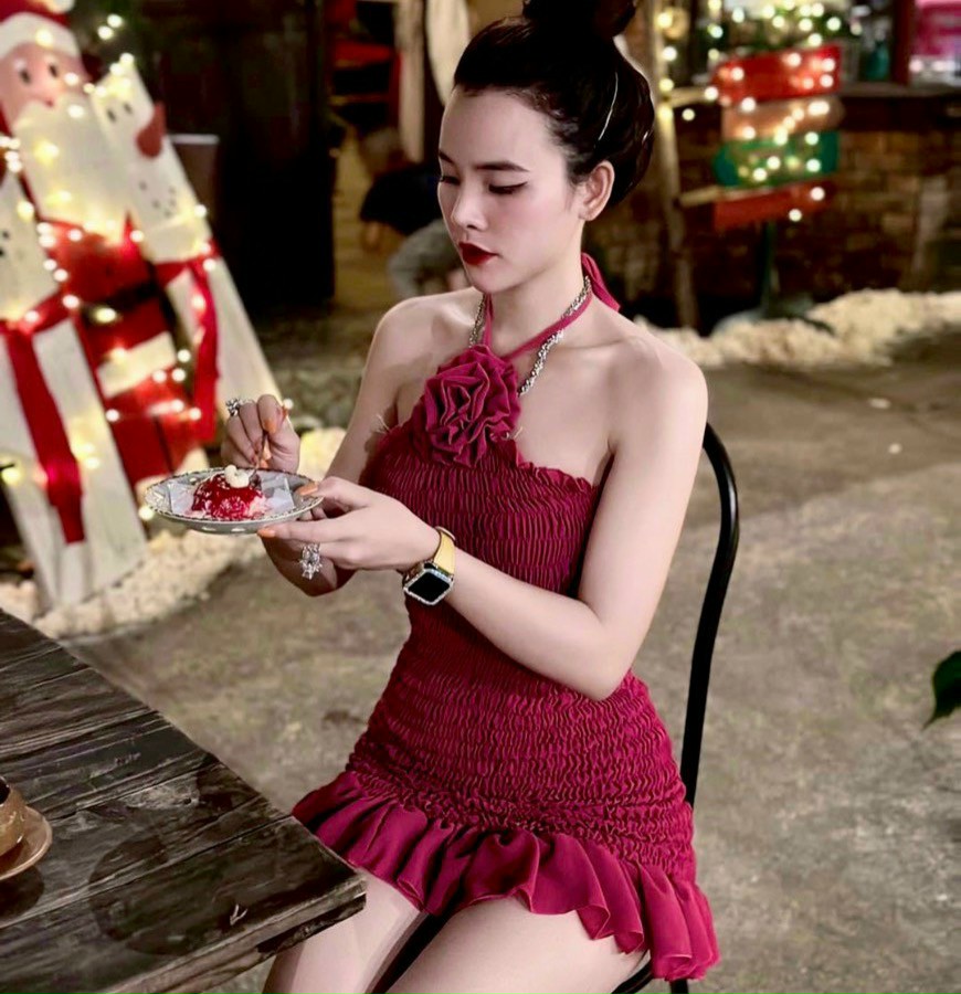 Đầm voan nhúm cổ yếm phối bông