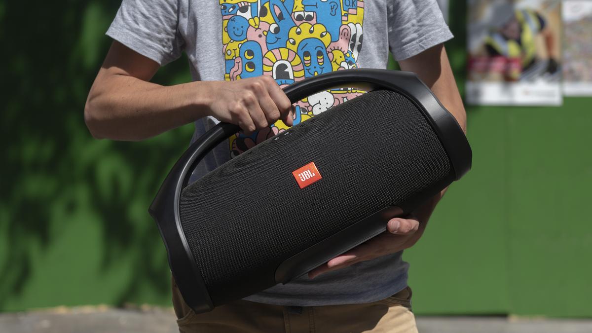 LOA BT JBL BOOMBOX 100W LOẠI CỰC ĐẠI- JBL Kì Vọng Tạo Nên Những Đột Biến Trong Dòng Loa Bluetooth Di Động Dưới Loa Được Bố Trí Dải Đèn Với 5 Led Mini Sáng Tương Ứng Với Mức Dung Lượng Pin( BẢO HÀNH 12 THÁNG)