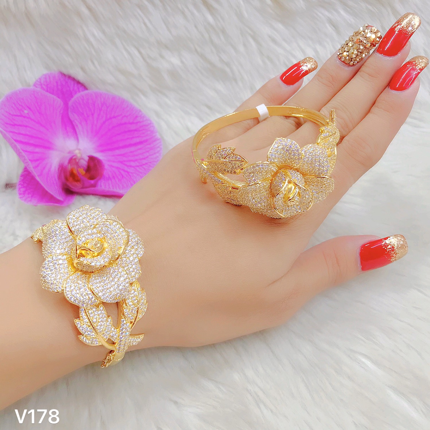 Vòng đeo tay nữ vàng 24k giống vàng thật Hàn Quốc là sự lựa chọn hoàn hảo cho những người yêu thích đồ trang sức thật và đẳng cấp. Thiết kế tinh tế và độc đáo, chất liệu vàng cao cấp cùng giá cả phù hợp sẽ khiến bạn không thể bỏ qua món trang sức này.