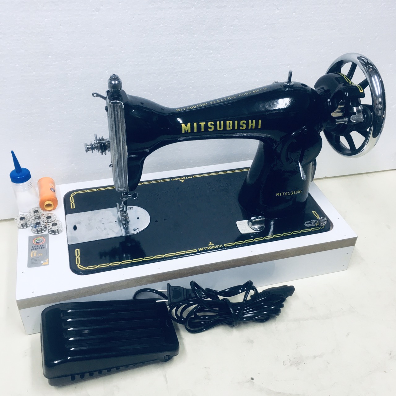 BỘ MÁY MAY GIA ĐÌNH ĐẾ GỖ NHỎ GỌN