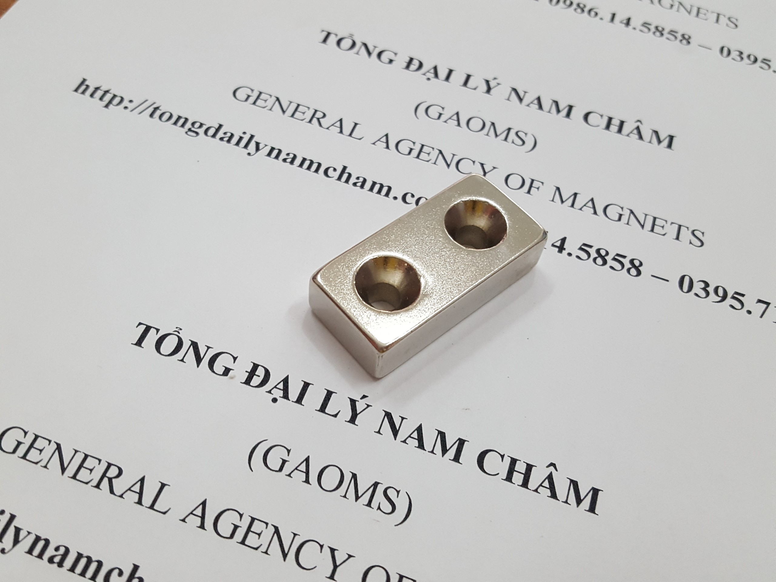 Nam châm 40x20x10mm có 2 lỗ vát