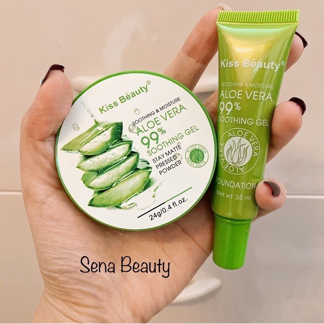 Kiss Beauty vừa cho ra mắt set trang điểm lô hội nhìn nhẹ nhàng với chiết xuất lô hội nhẹ nhàng lành tính phù hợp với tất cả loại da ạ,  cưng cực kỳ luôn các nàng ơi !!!! Trong một sản phẩm mà vừa có kem nền, phấn phủ cực tiện lợi.