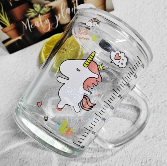[HCM]Ly Quai Thuỷ Tinh Chia Vạch Hoạ Tiết Hoạt Hình Có Nắp Đậy Kín Hơi Pha Sữa Cho Bé 350 ml Tặng Kèm Ống Hút Silicone