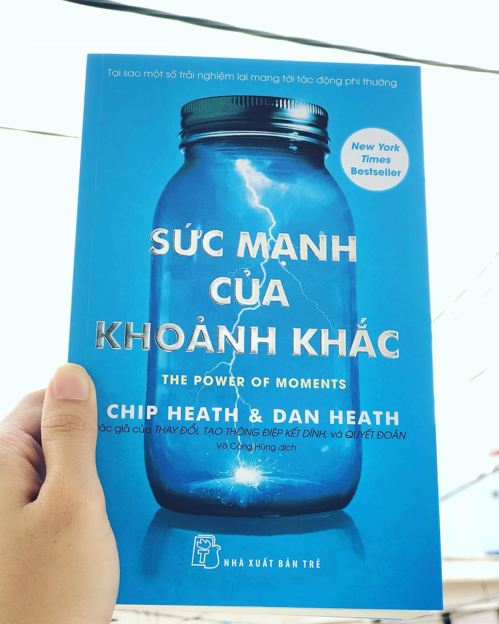 Sách NXB Trẻ - SỨC MẠNH CỦA  KHOẢNH KHẮC