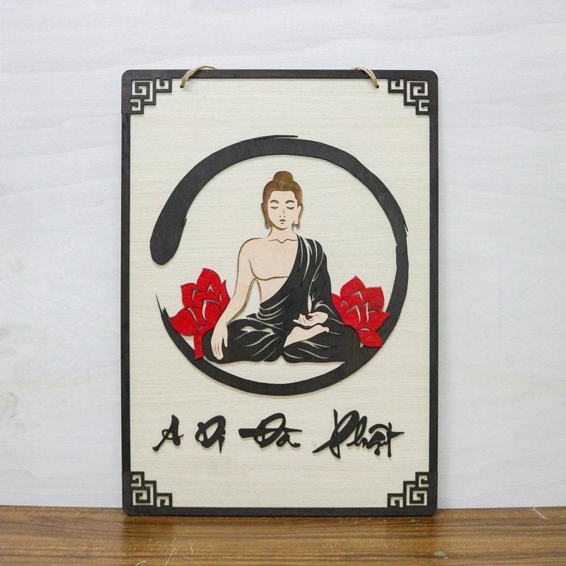 Tranh gỗ phật pháp hình phật ngồi chữ A DI ĐÀ PHẬT khắc nổi chữ thư pháp có hoa sen đỏ tặng đinh 3 chân