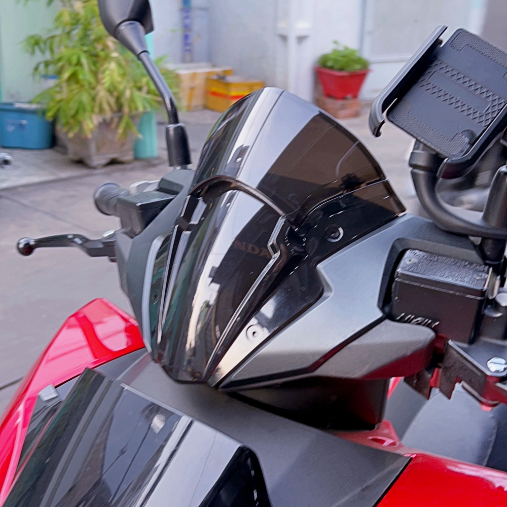 Crowns Vario 160 abs and CBS black smoke style Indo high-grade, have wind slit rubberized American hugging on top, attached with ốc screw stainless steel and glue-for vehicles enter and Vietnam