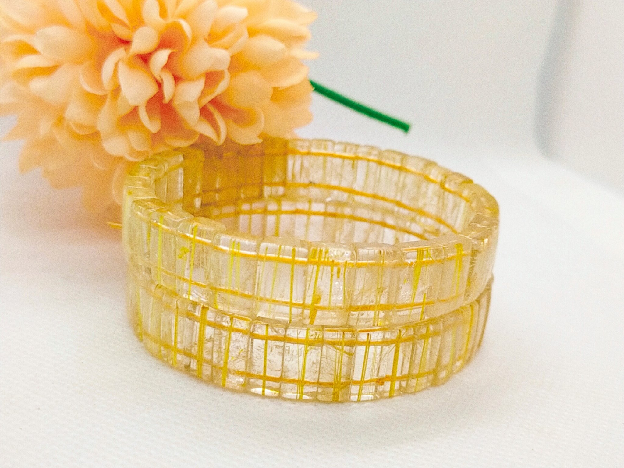 vòng tay bản đá thạch anh tóc vàng cải thiện đời sống phong thủy của chủ sở hữu