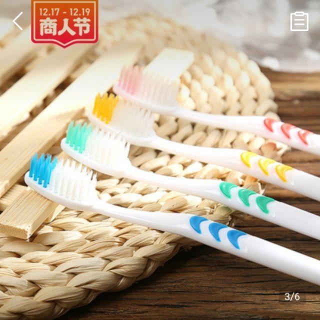 2 chiếc bàn chải đánh răng