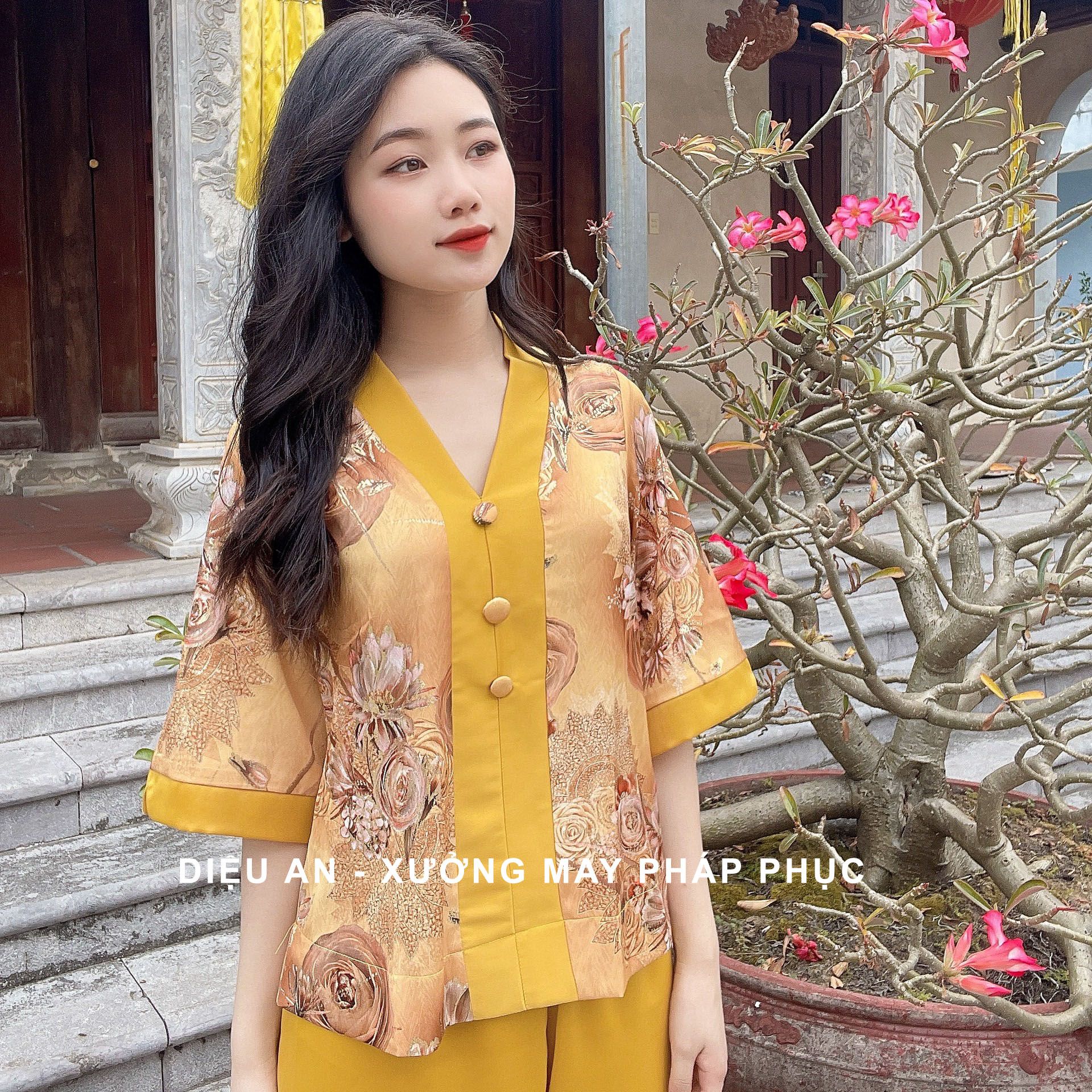 Set Lụa Đi Chùa Cao Cấp Màu Vàng Hoạ Tiết Ánh Kim