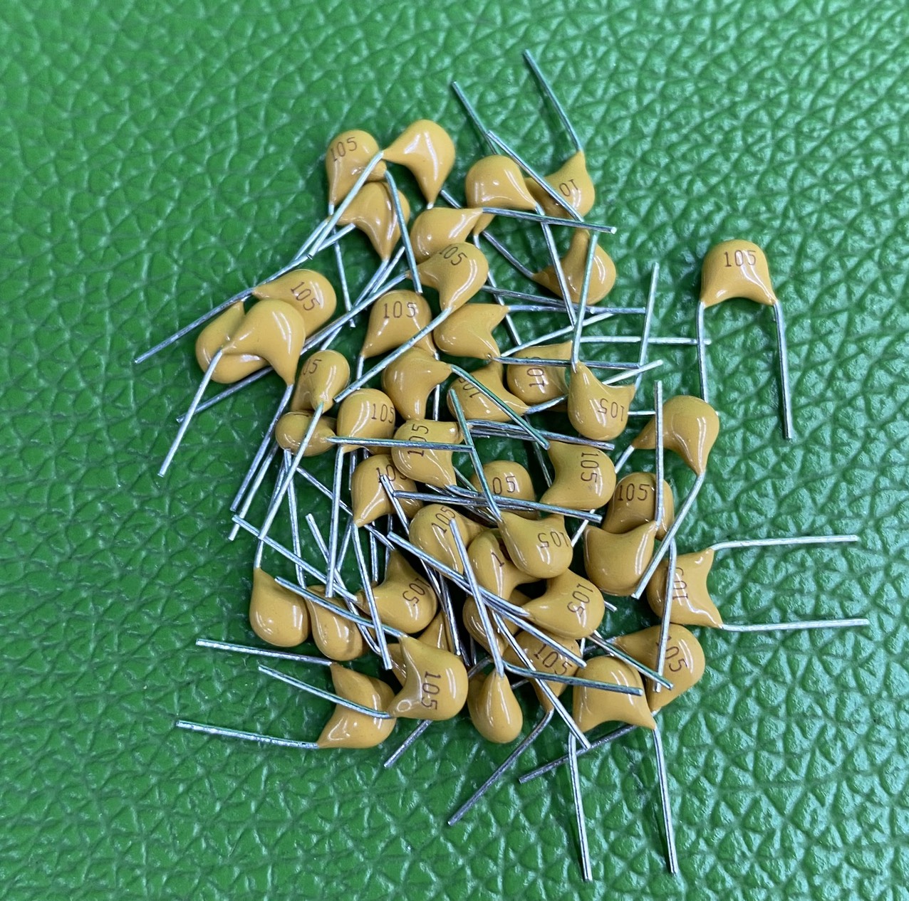 Tụ gốm vàng 105 số lượng 20 chiếc