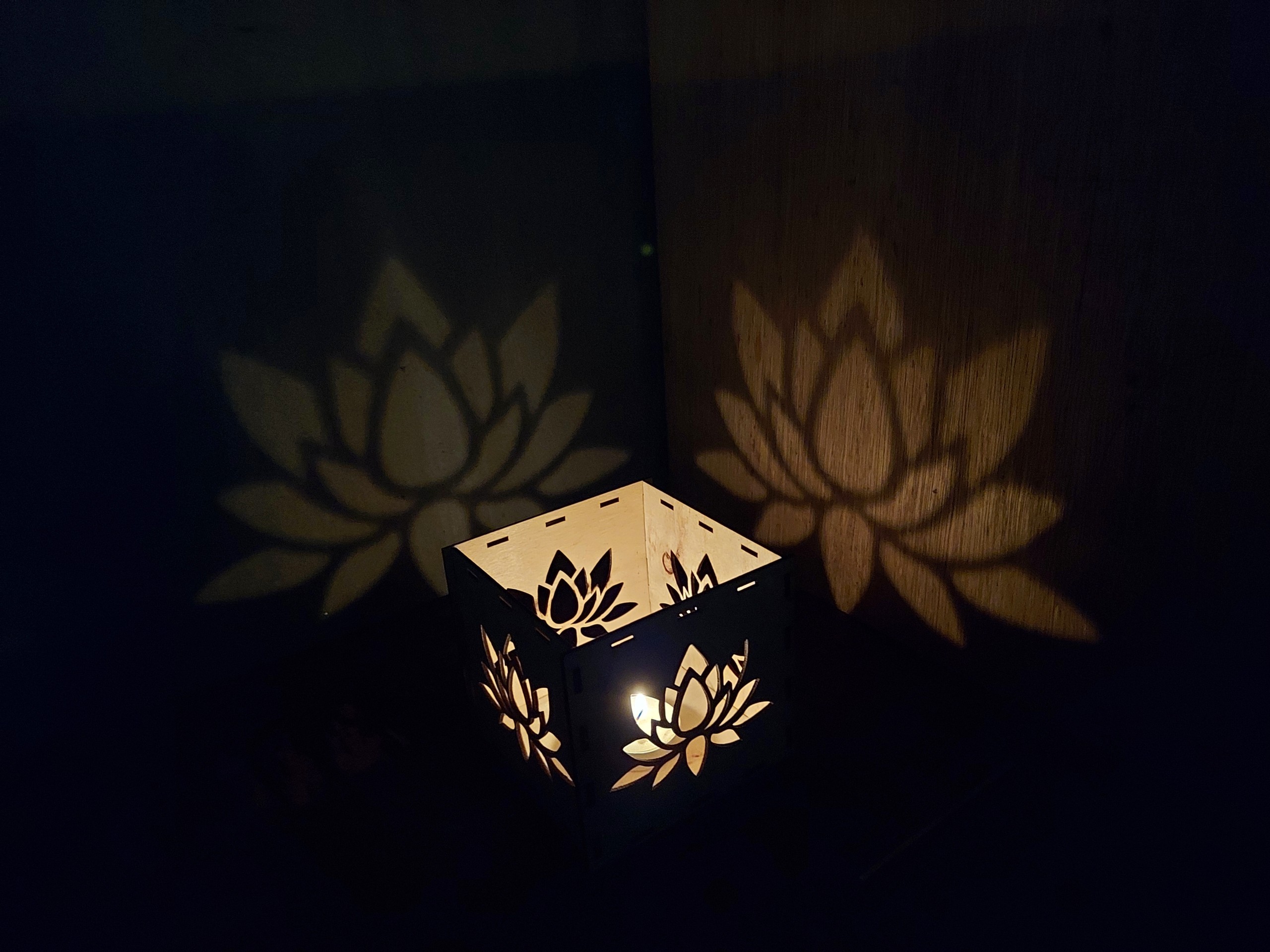 Hộp đèn gỗ hình bông hoa sen