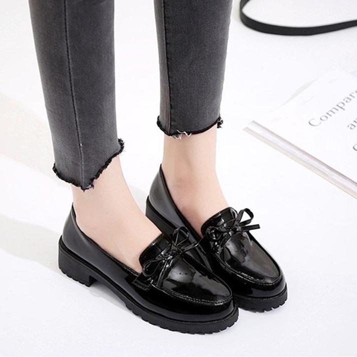 Giày lười nữ da bóng đính nơ đế vuông