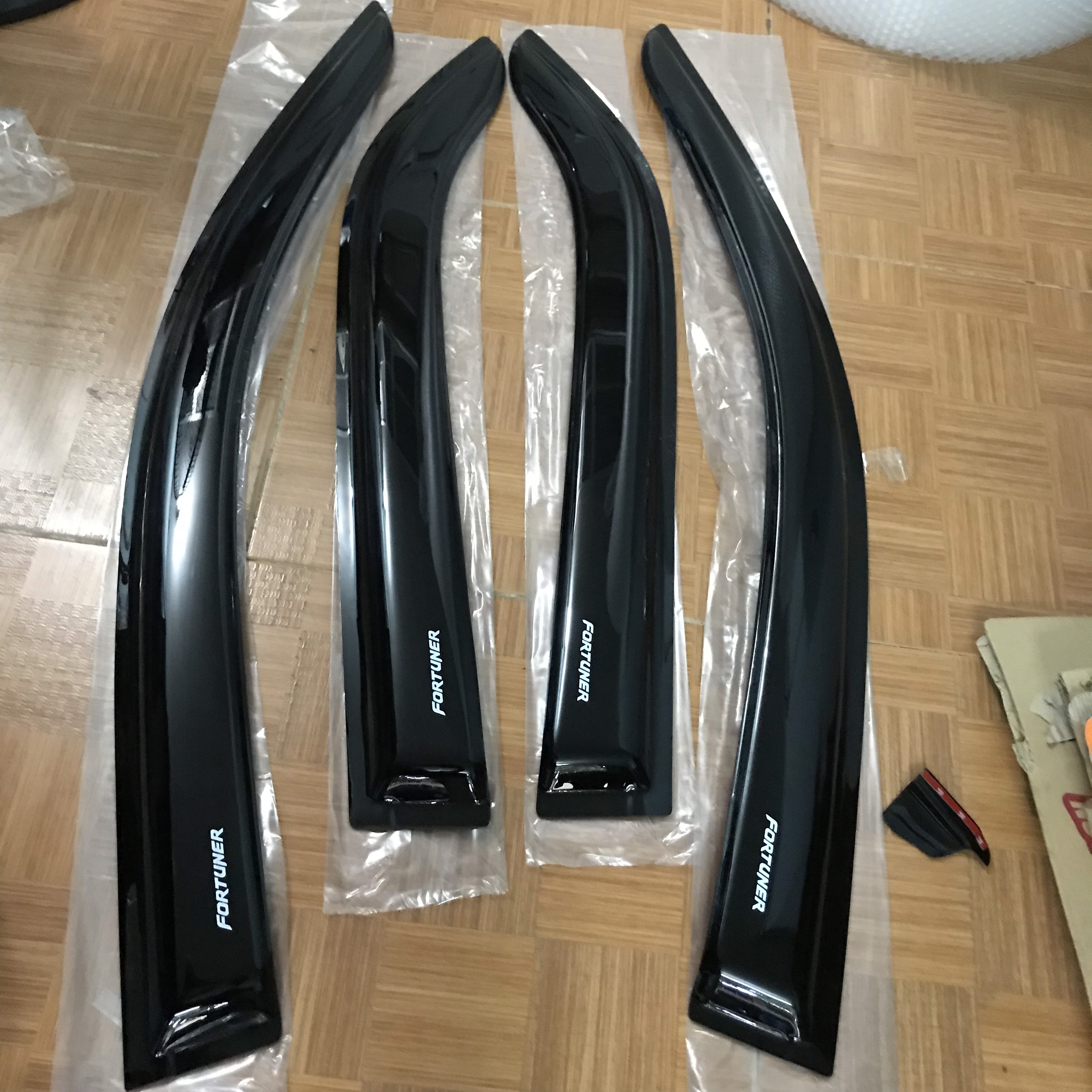 Bộ vè che mưa thái sịn xe toyota fortuner 2006-2015