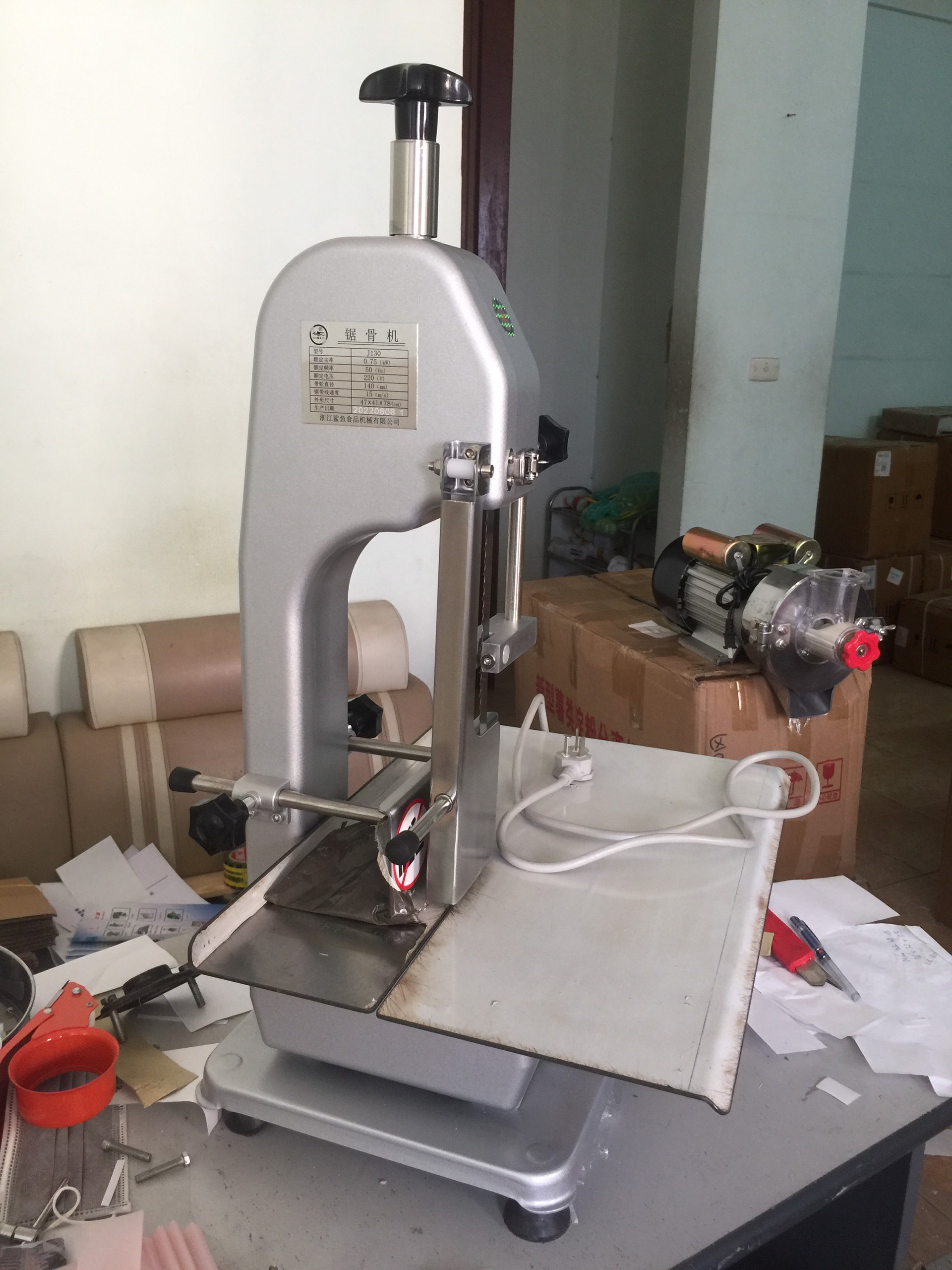 Máy cưa xương heo, xương bò, cắt thịt cá đông lạnh model J130, công suất 750W, tặng kèm 02 lưỡi cưa chính hãng